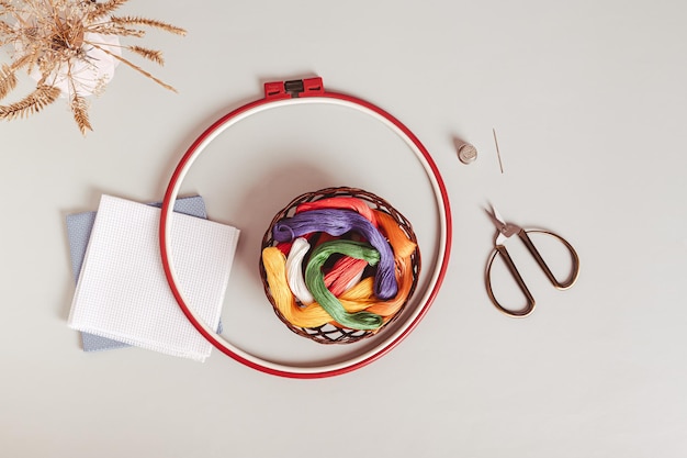 Ręcznie haftowane wzory na tkaninie